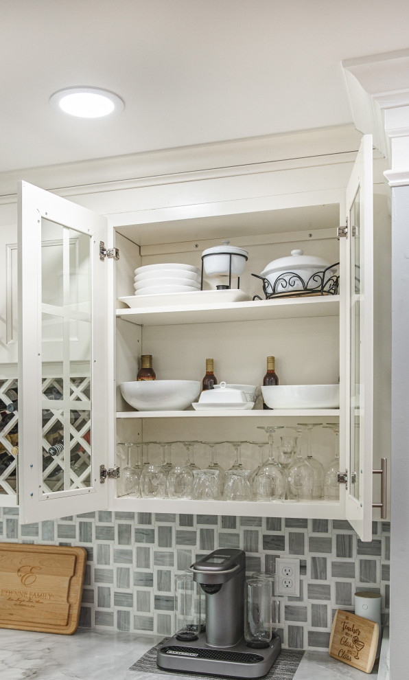 Idéer för ett stort klassiskt vit kök, med en undermonterad diskho, skåp i shakerstil, beige skåp, marmorbänkskiva, vitt stänkskydd, stänkskydd i marmor, rostfria vitvaror, mörkt trägolv, en halv köksö och brunt golv
