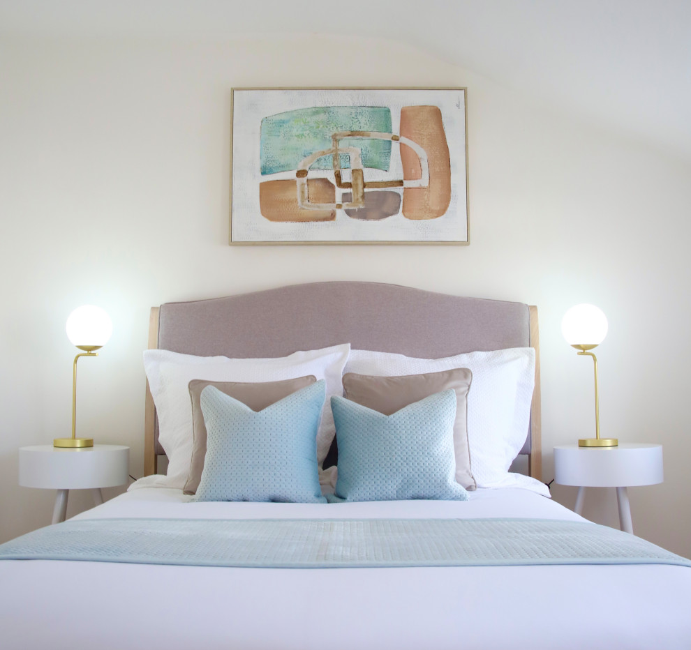 Ejemplo de habitación de invitados contemporánea de tamaño medio con paredes blancas, moqueta y suelo beige