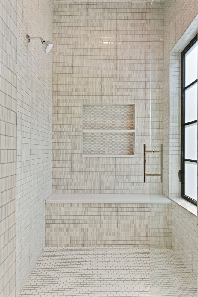 Foto på ett stort funkis badrum, med en kantlös dusch och dusch med gångjärnsdörr