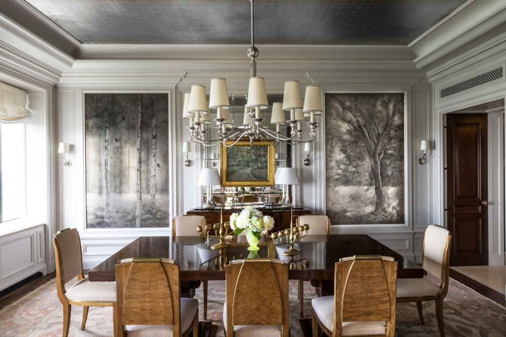 Geschlossenes Klassisches Esszimmer mit grauer Wandfarbe, dunklem Holzboden, braunem Boden, Wandpaneelen und Tapetenwänden in New York