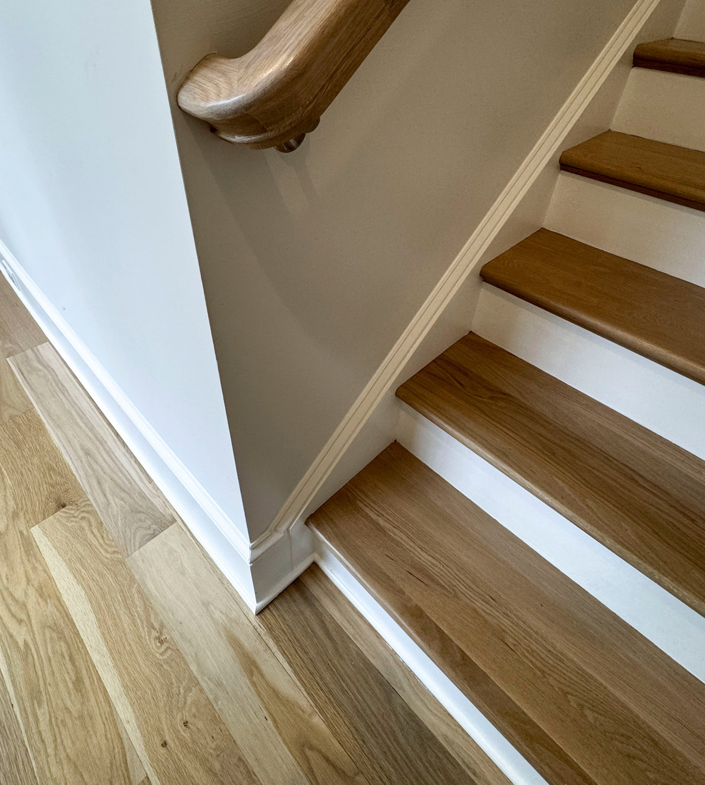 116_Elegant & Eye-catching Curved Staircase, Leesburg VA 20175