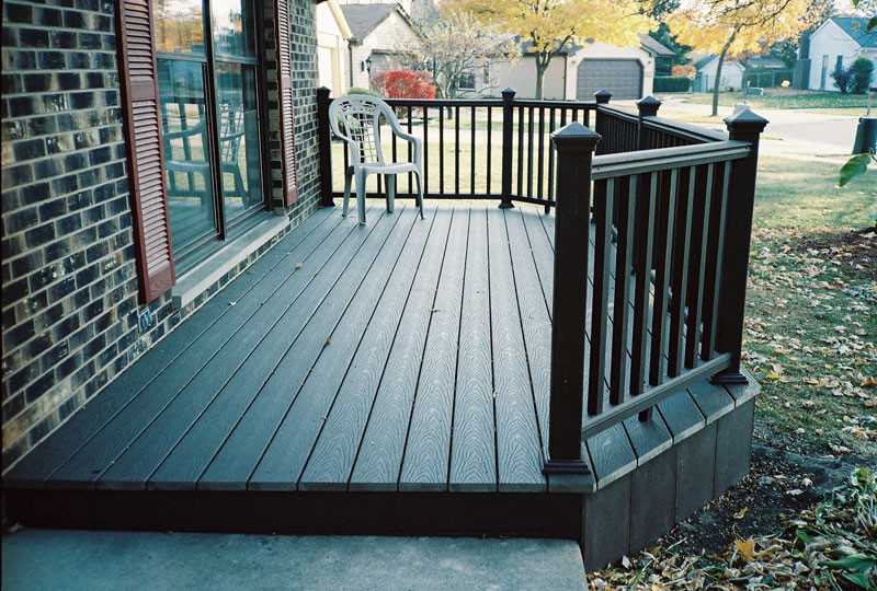 Example of a small mountain style side yard deck design in Chicago