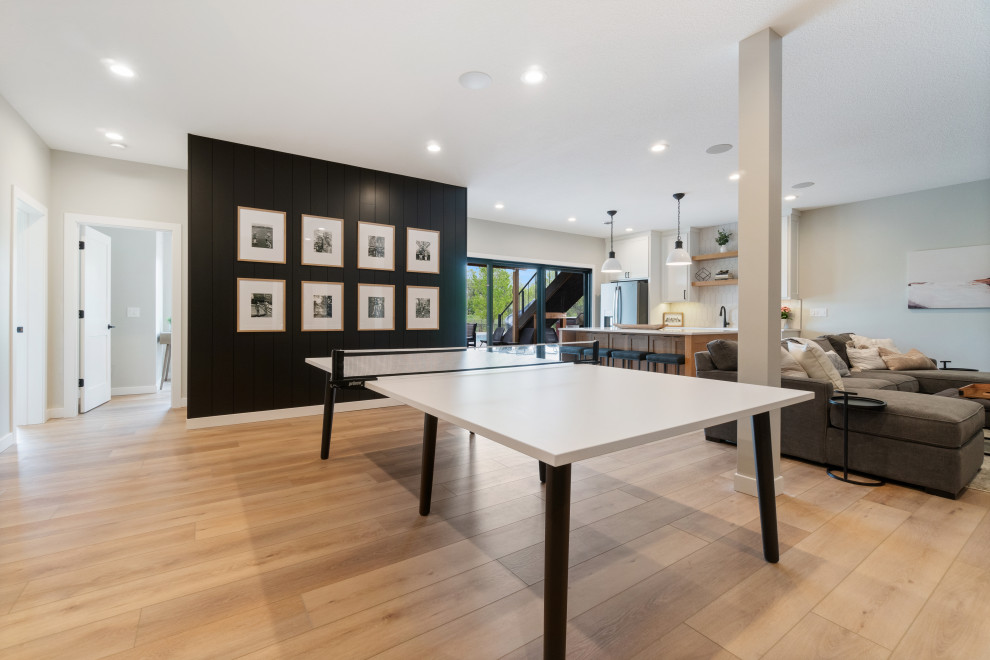Cette photo montre une salle à manger ouverte sur la cuisine moderne de taille moyenne avec un mur gris, un sol en vinyl, un sol beige et du lambris de bois.