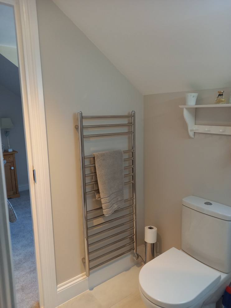Idee per una piccola stanza da bagno padronale design con WC a due pezzi e pavimento in gres porcellanato