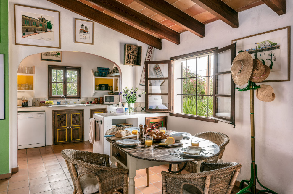 Esempio di una sala da pranzo mediterranea