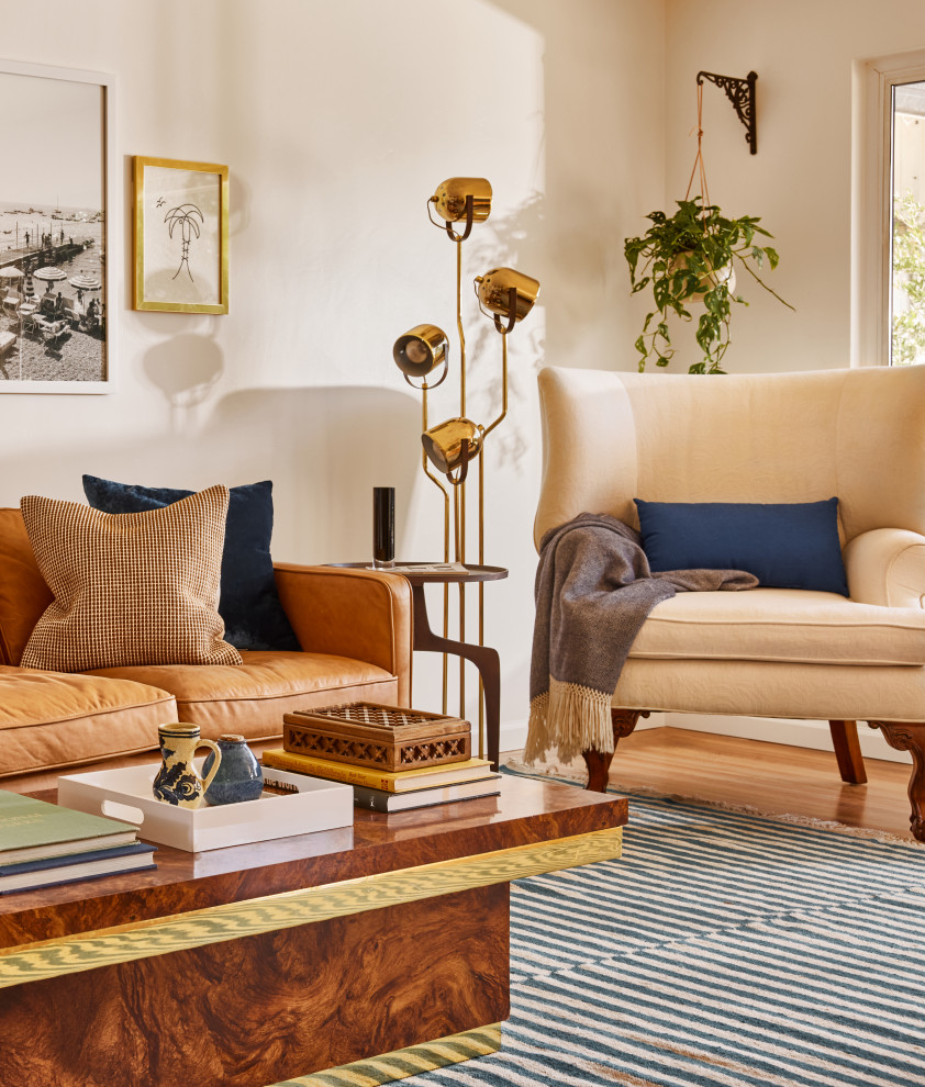 Mittelgroßes, Offenes Mediterranes Wohnzimmer mit weißer Wandfarbe, Kamin, Kaminumrandung aus Stein und blauem Boden in Sacramento