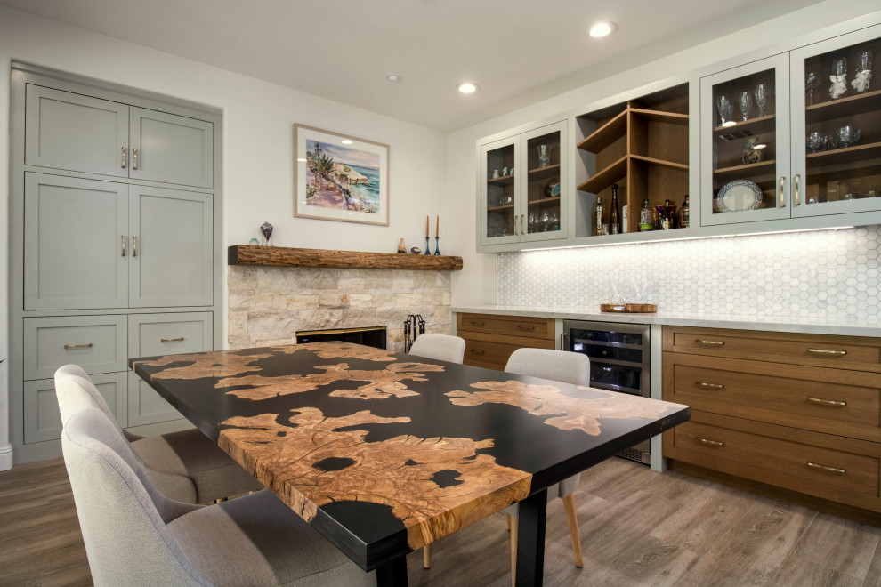 Exempel på ett stort beige beige kök, med en undermonterad diskho, luckor med infälld panel, gröna skåp, bänkskiva i kvartsit, vitt stänkskydd, stänkskydd i marmor, rostfria vitvaror, klinkergolv i porslin, en köksö och beiget golv