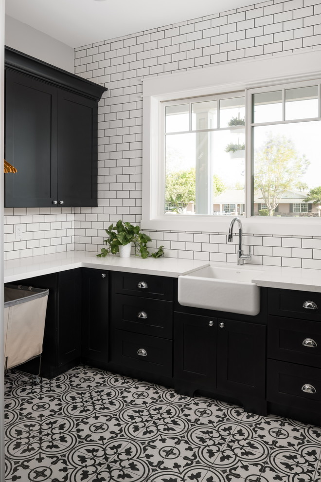 Example of a transitional home design design in Phoenix