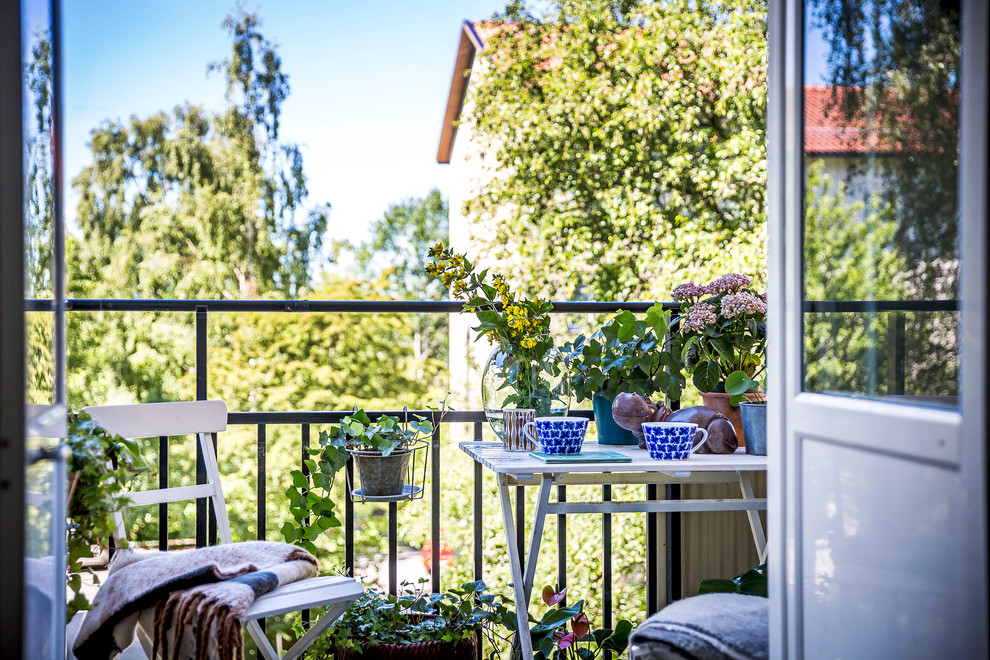 Design ideas for a small scandinavian balcony in Stockholm with a container garden.