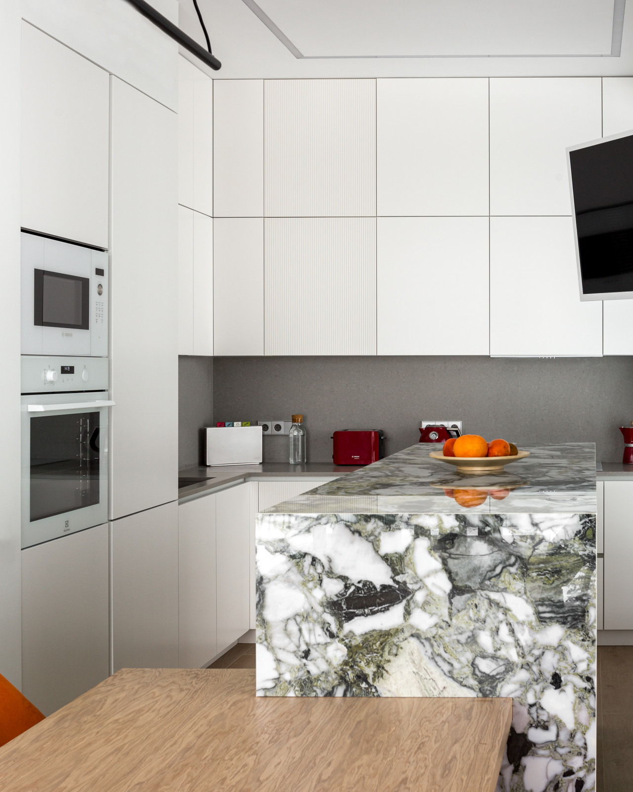 Белая кухня с яркими акцентами