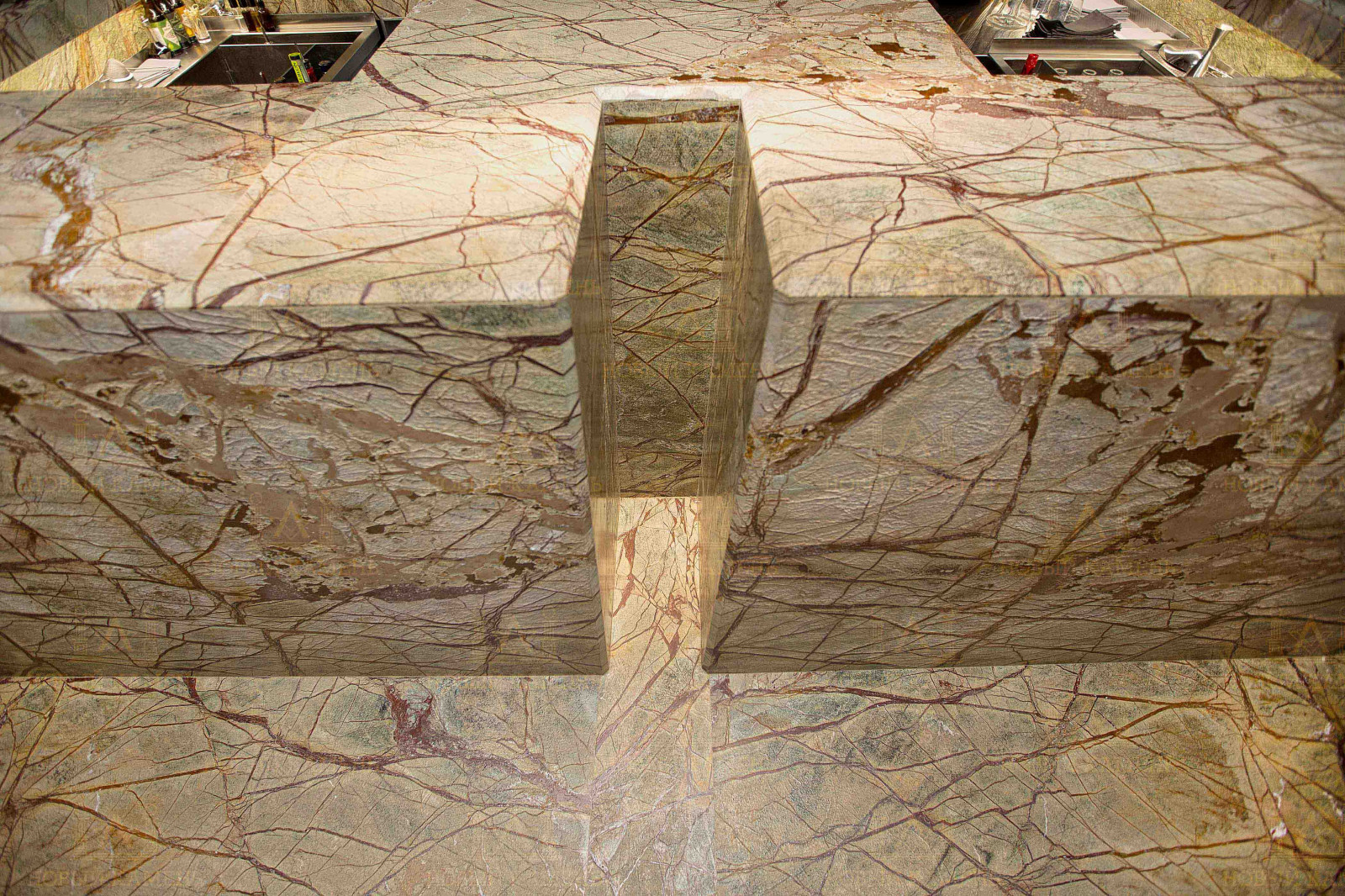 Использование мрамора в баре Hydra