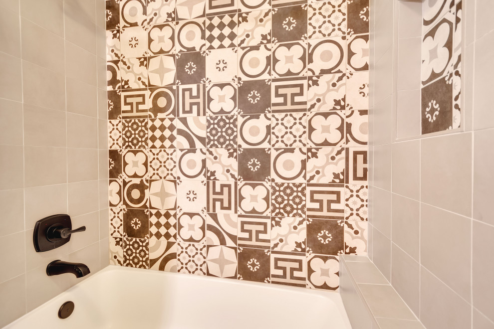 Esempio di una stanza da bagno chic di medie dimensioni con ante in stile shaker, ante in legno bruno, pavimento in gres porcellanato, lavabo sottopiano, top in quarzite, top bianco e panca da doccia
