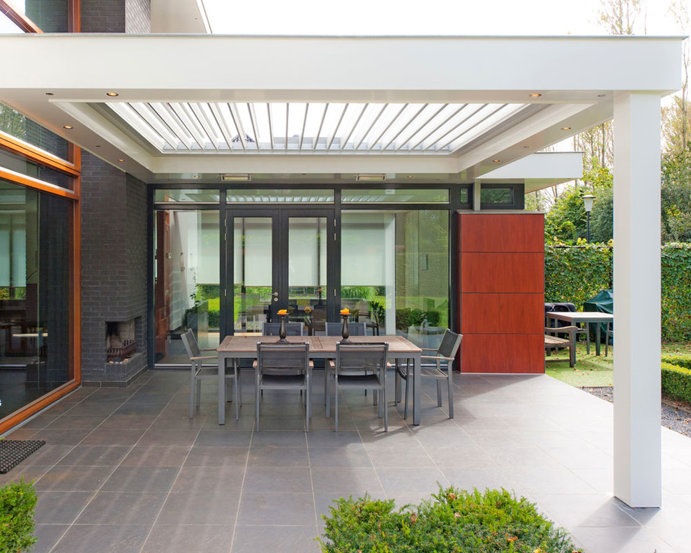 Inspiration for a contemporary backyard patio in Sydney.