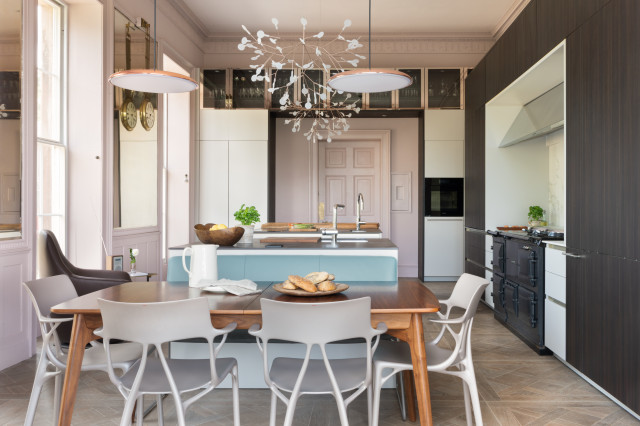 A stately kitchen nyklassisk-koekken