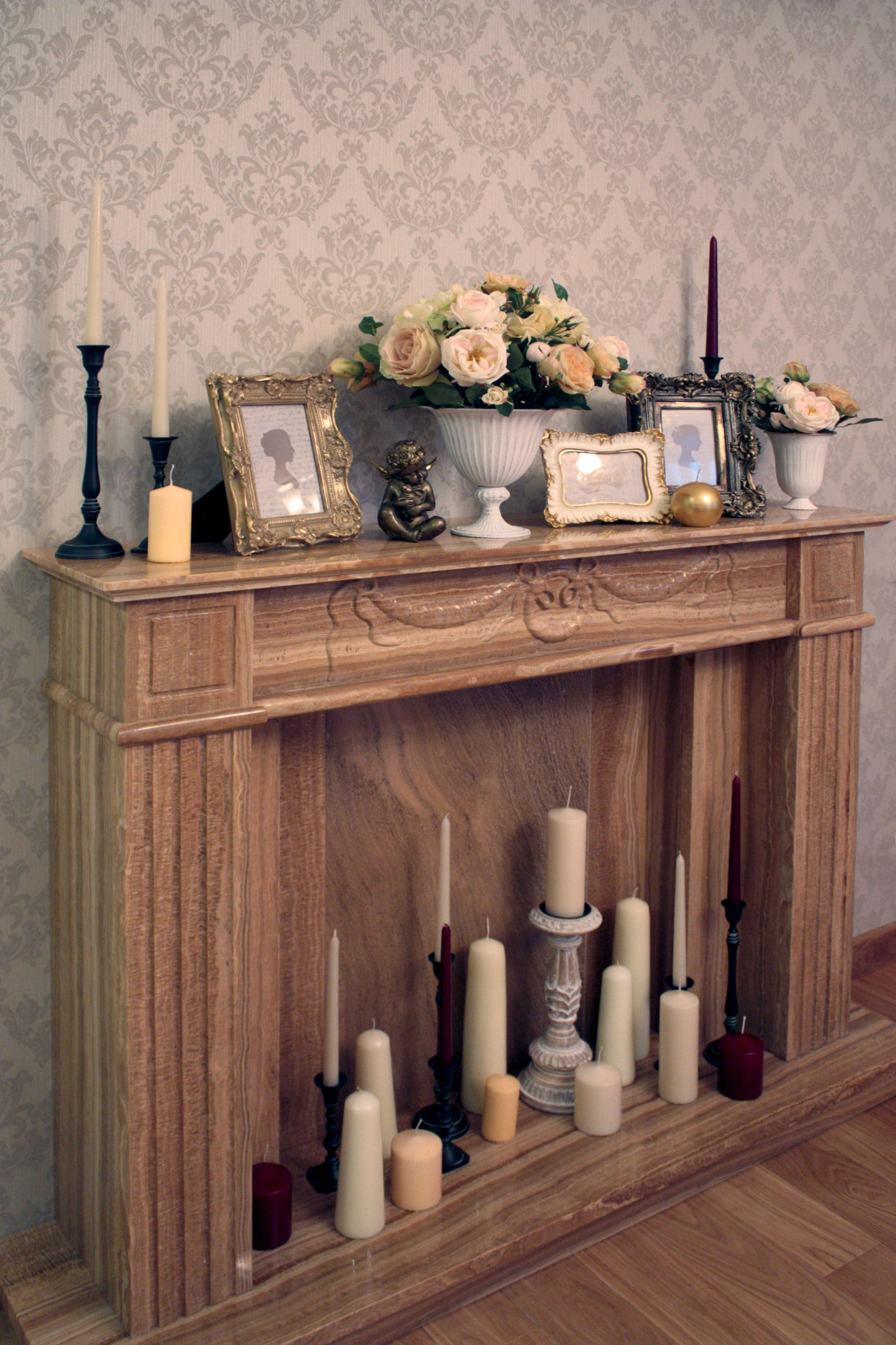 Оформление камина свечами и искусственными цветами