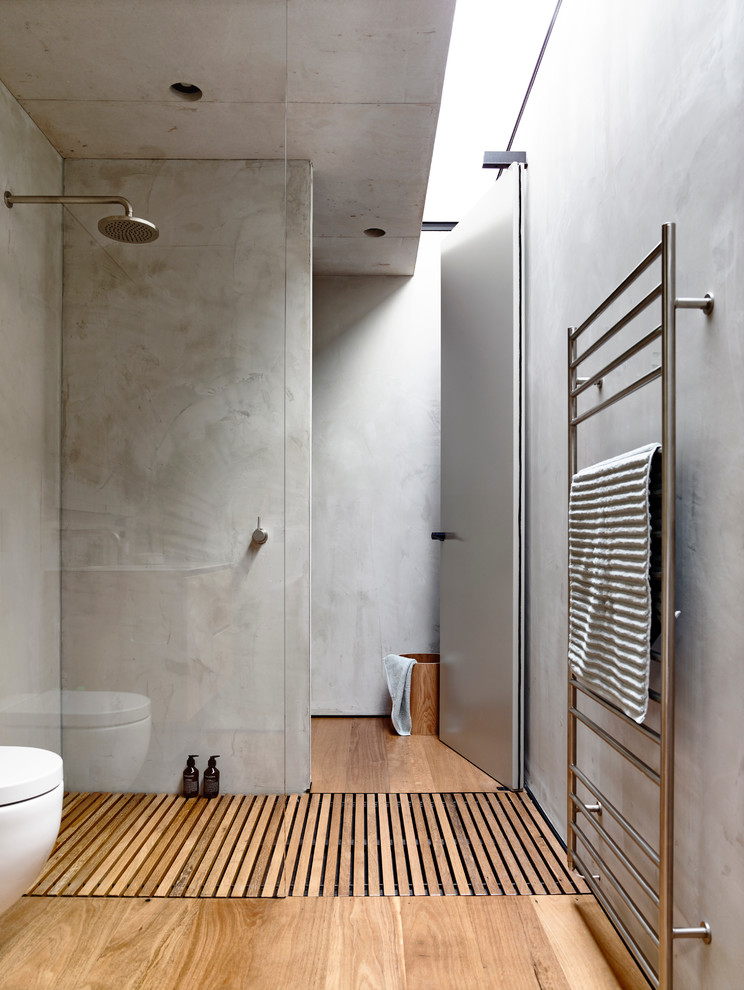 Design ideas for a mid-sized modern bathroom in Melbourne with grey walls, medium hardwood floors and a curbless shower.