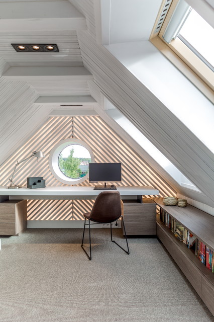 Мансарда-читальня contemporary-home-office