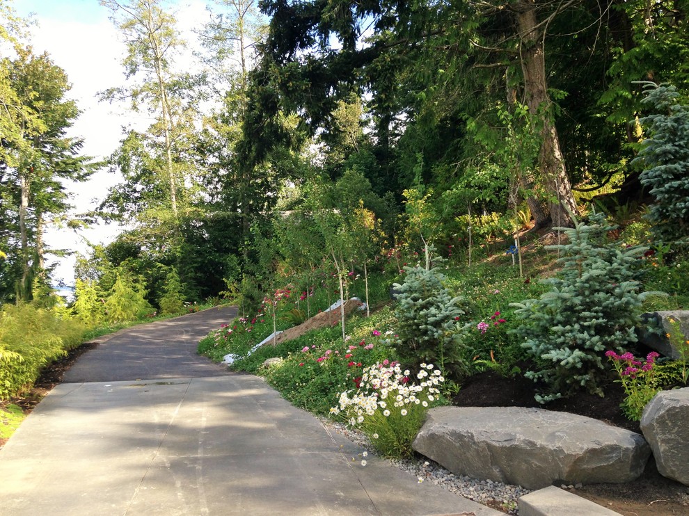 This is an example of an expansive contemporary sloped driveway in Seattle.
