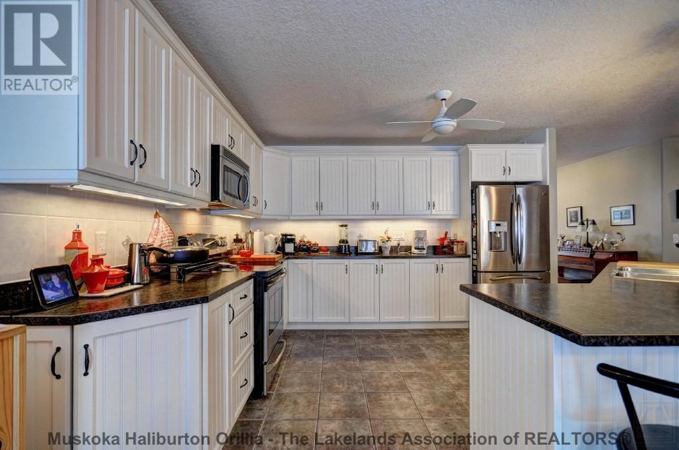 Example of a transitional home design design in Toronto