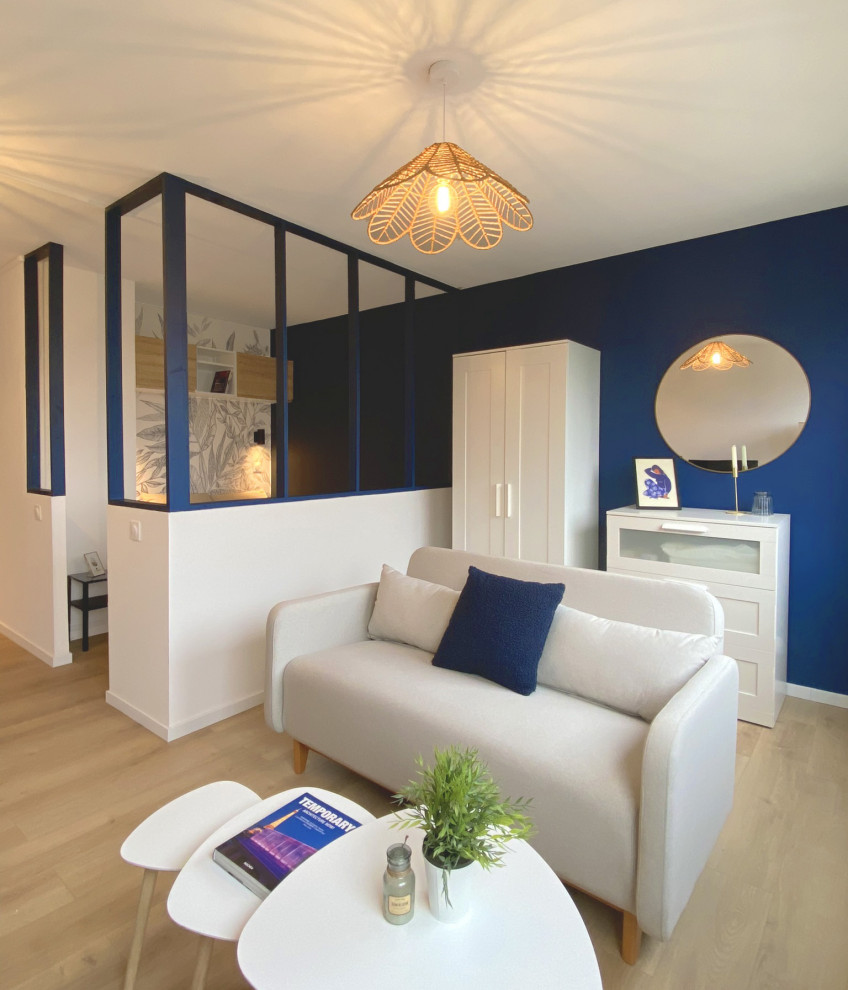 Пример оригинального дизайна: открытая гостиная комната среднего размера в стиле модернизм с синими стенами, полом из ламината, отдельно стоящим телевизором и бежевым полом без камина