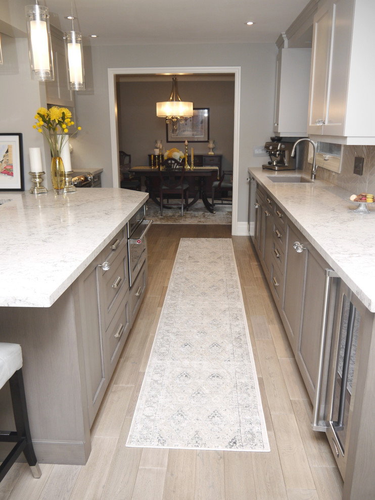 Kitchen - transitional kitchen idea in Toronto