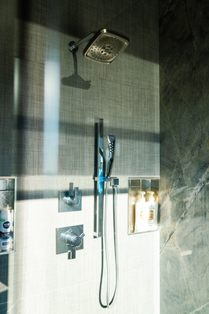 Custom Design - Built Home | Broken Road Ranch moderne-salle-de-bain