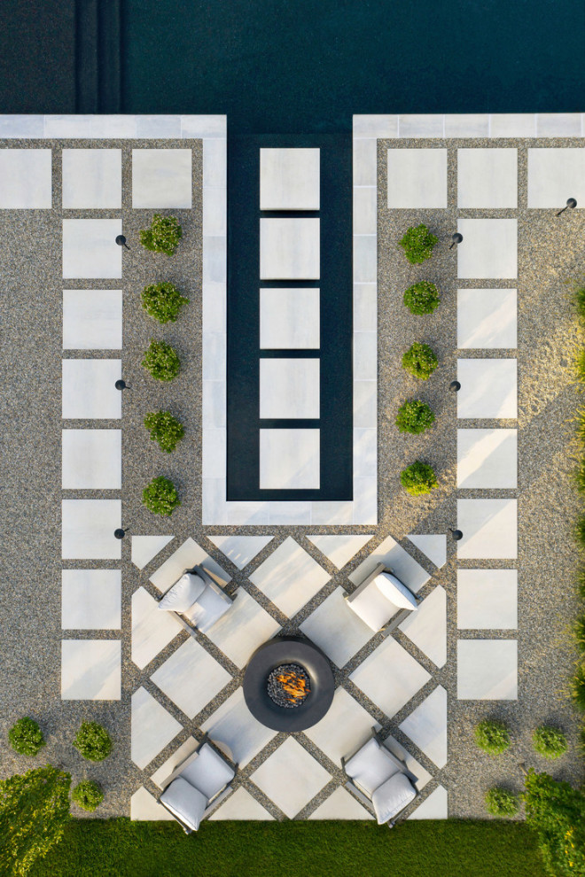 Imagen de patio minimalista grande en patio trasero con losas de hormigón