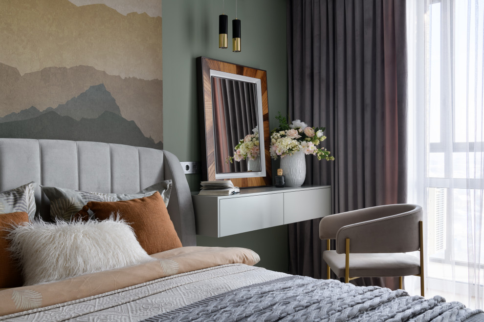 Стильный дизайн: хозяйская спальня среднего размера в современном стиле с серыми стенами, пробковым полом, коричневым полом и акцентной стеной - последний тренд
