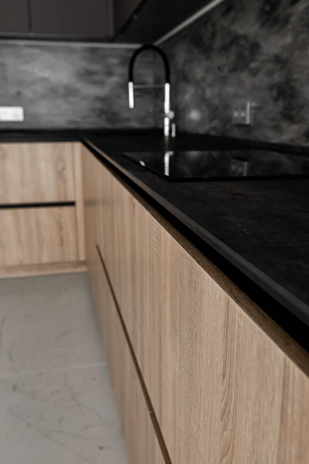 Большая угловая кухня в цвете графит с тонкой столешницей из компакт-плиты