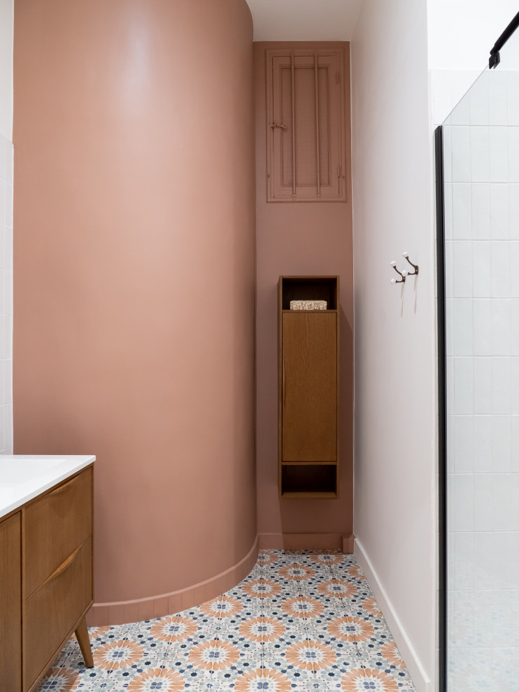 Идея дизайна: главная ванная комната среднего размера в современном стиле с коричневыми фасадами, белой плиткой, керамогранитной плиткой, розовыми стенами, полом из цементной плитки, консольной раковиной, разноцветным полом, душем с распашными дверями, белой столешницей, тумбой под одну раковину и напольной тумбой