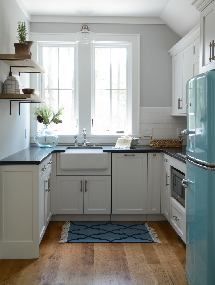 This is an example of a country kitchen in Atlanta.