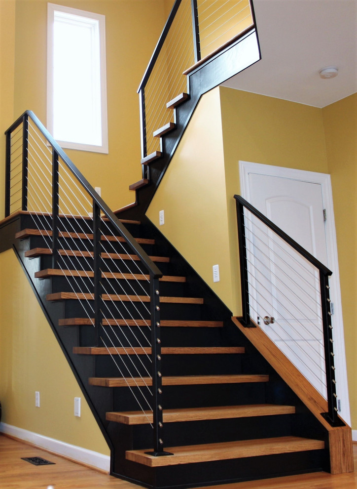 Источник вдохновения для домашнего уюта: п-образная лестница среднего размера в современном стиле с деревянными ступенями, крашенными деревянными подступенками и перилами из тросов