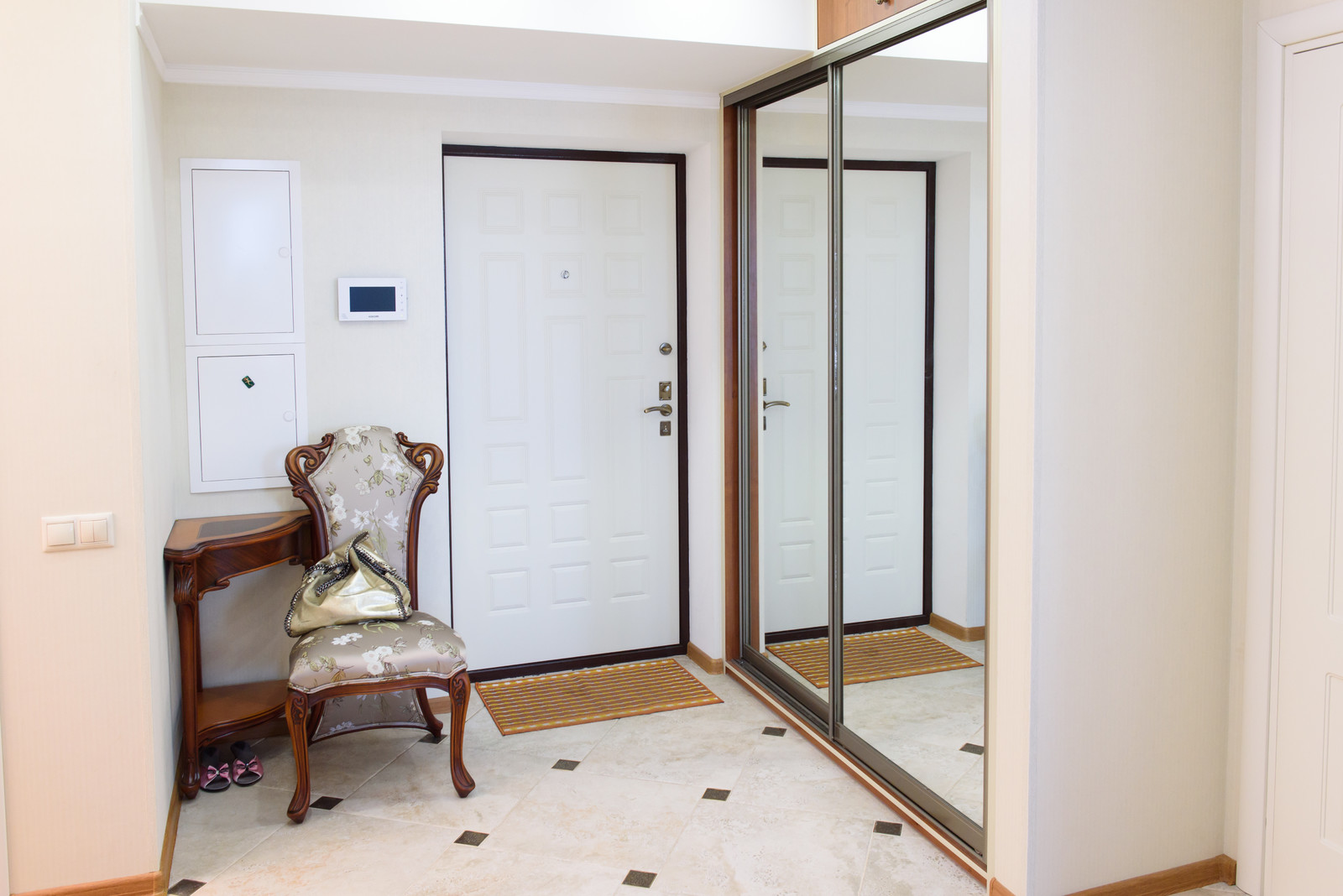 Рыбы в воде. Холл.