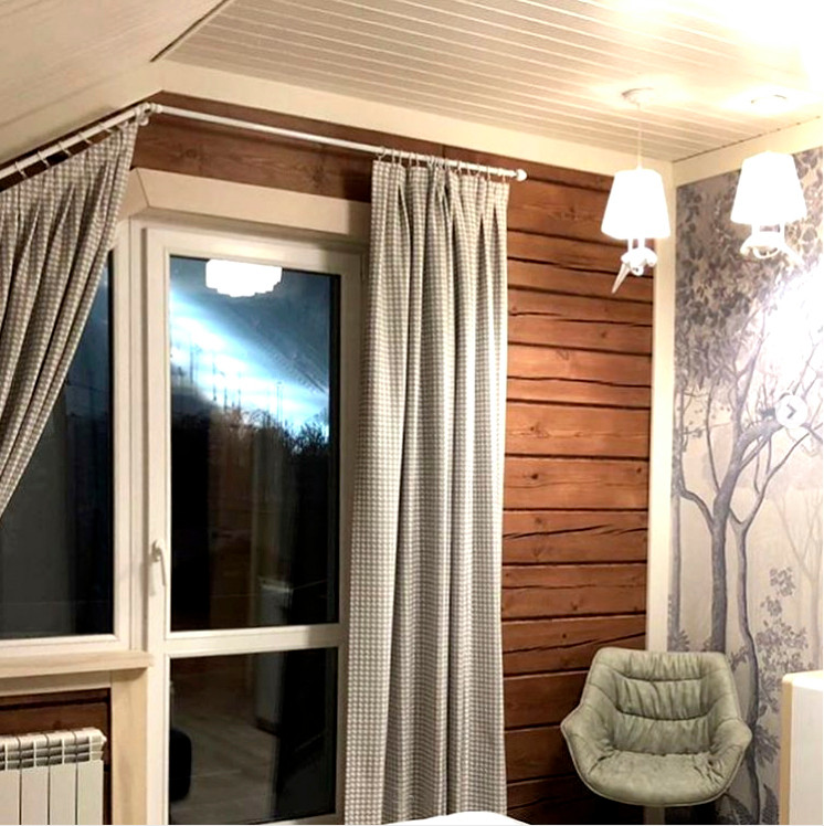 Брусовой дом на фоне горнолыжной трассы