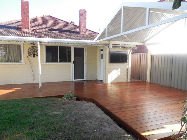 Timber Decking contemporaneo-terraza-y-balcon