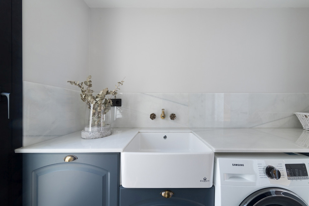 Inspiration för små medelhavsstil linjära vitt tvättstugor enbart för tvätt, med en enkel diskho, skåp i shakerstil, blå skåp och marmorbänkskiva
