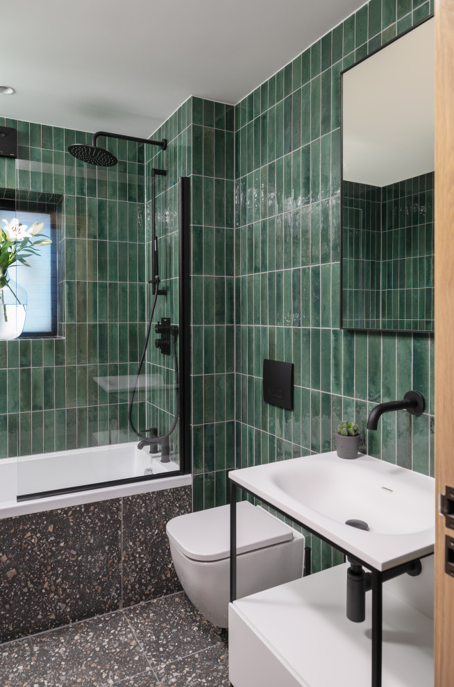 На фото: маленькая детская ванная комната в скандинавском стиле с накладной ванной, душем без бортиков, зеленой плиткой, зелеными стенами, серым полом, душем с распашными дверями и тумбой под одну раковину для на участке и в саду