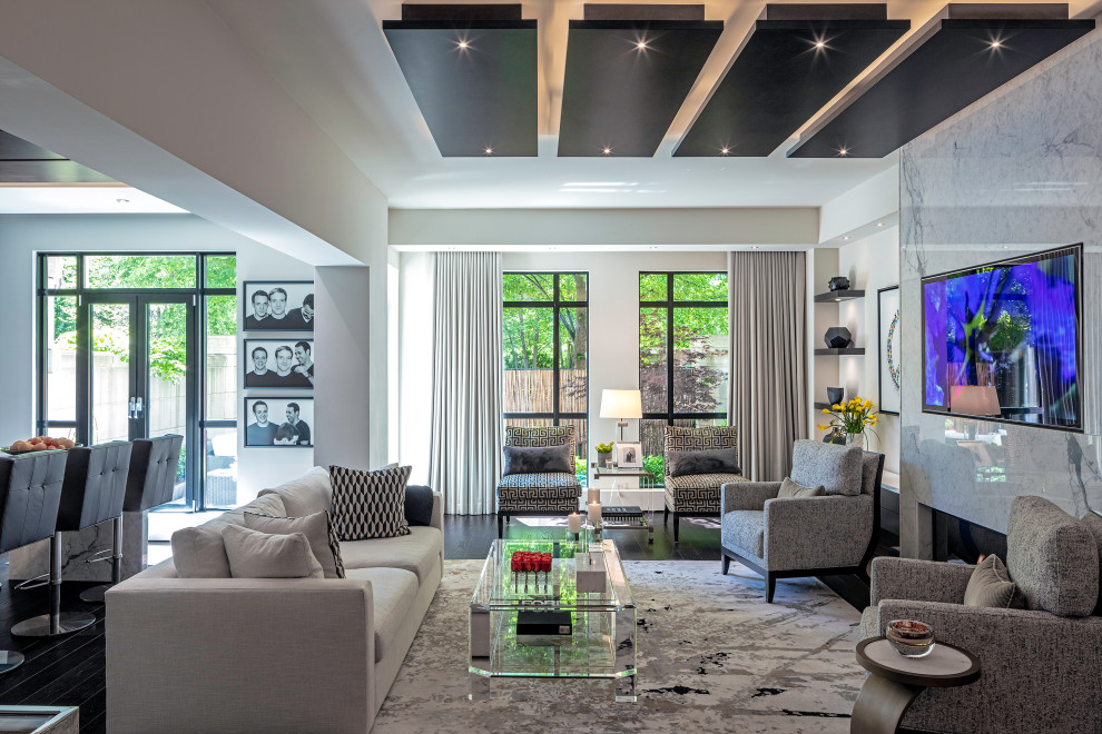 Foto di un soggiorno design aperto con pareti bianche, parquet scuro, camino classico e pavimento marrone