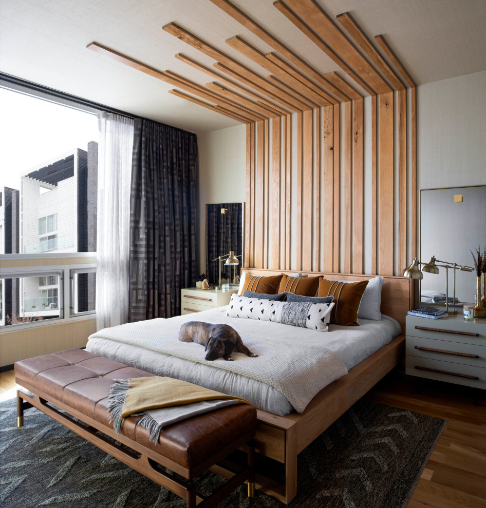 Стильный дизайн: гостевая спальня (комната для гостей) в современном стиле с белыми стенами, паркетным полом среднего тона, коричневым полом и деревянным потолком - последний тренд