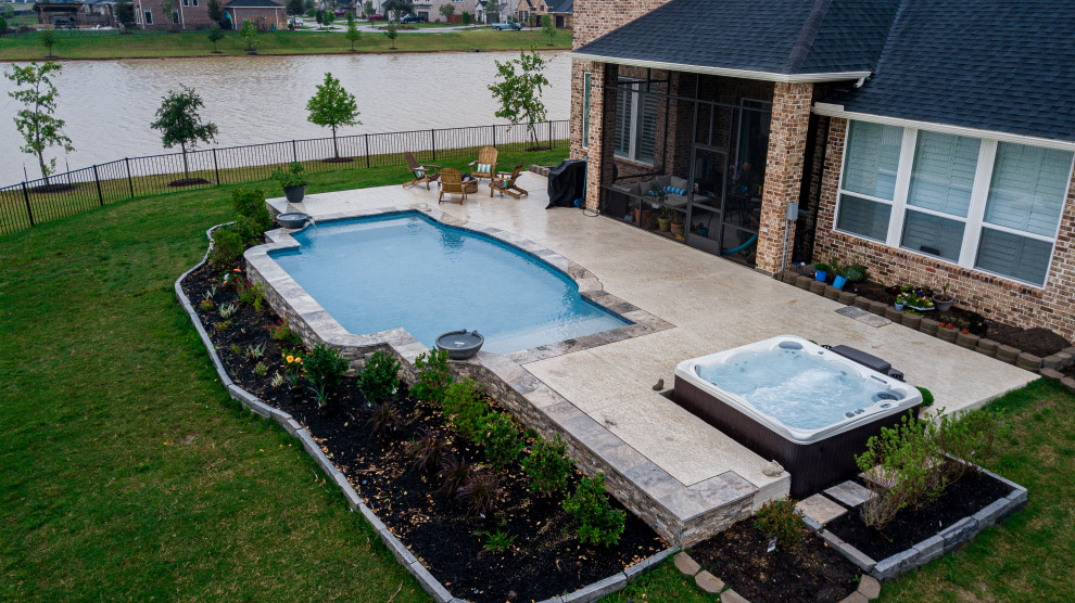 Cette image montre une piscine arrière traditionnelle de taille moyenne et rectangle avec un bain bouillonnant et une terrasse en bois.