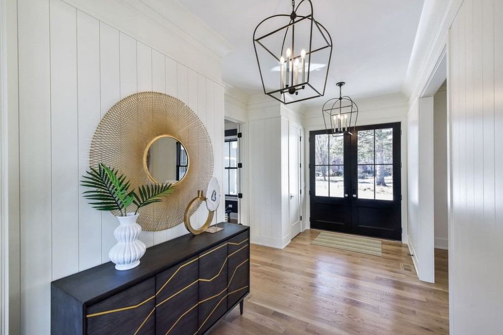 Example of a transitional entryway design in Chicago