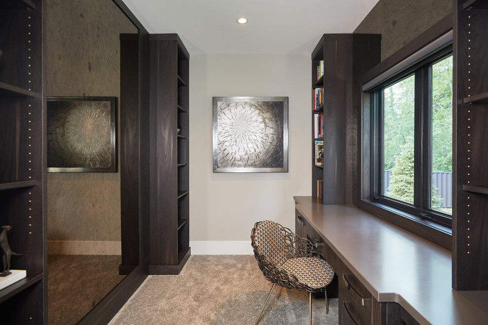 Idée de décoration pour un grand bureau design avec un mur marron, moquette, un bureau intégré, un sol gris et du papier peint.
