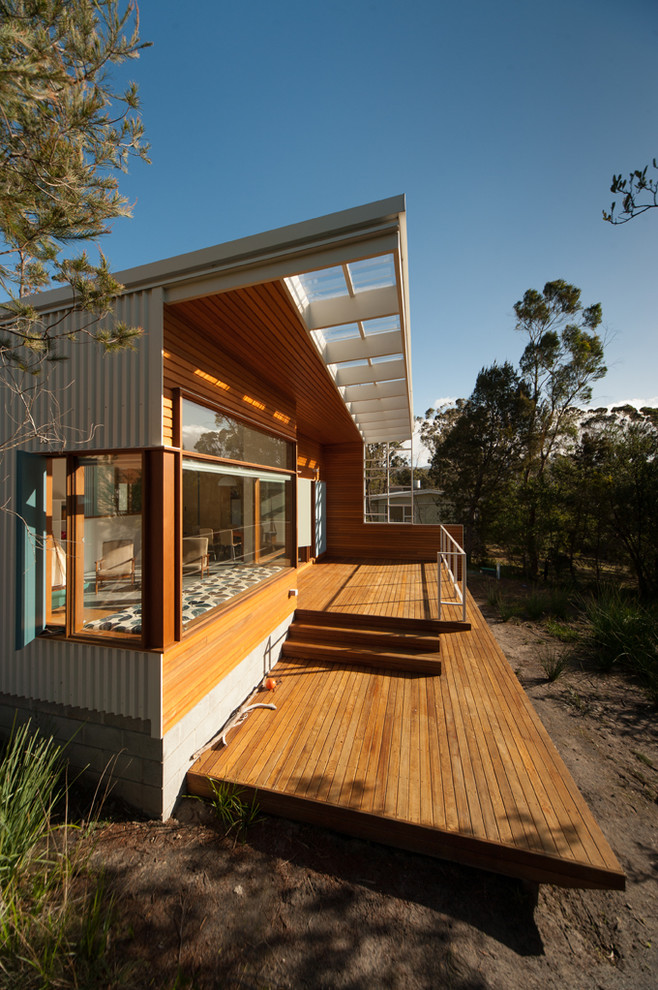 This is an example of a contemporary deck in Hobart.