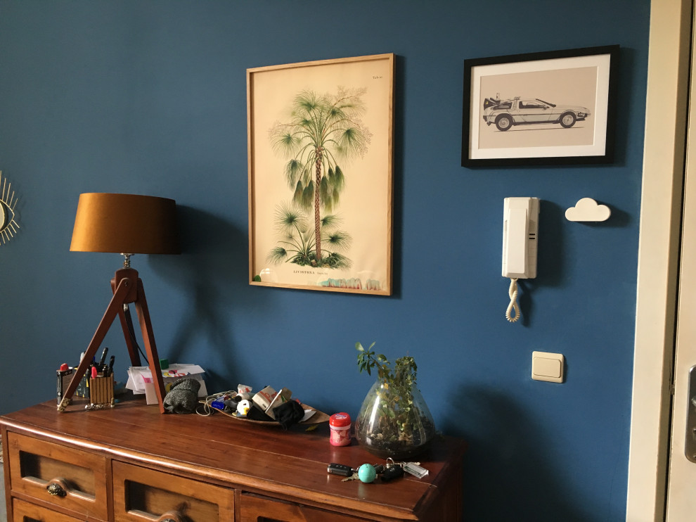 Immagine di un piccolo soggiorno scandinavo aperto con pareti beige, parquet chiaro, TV autoportante e pavimento blu