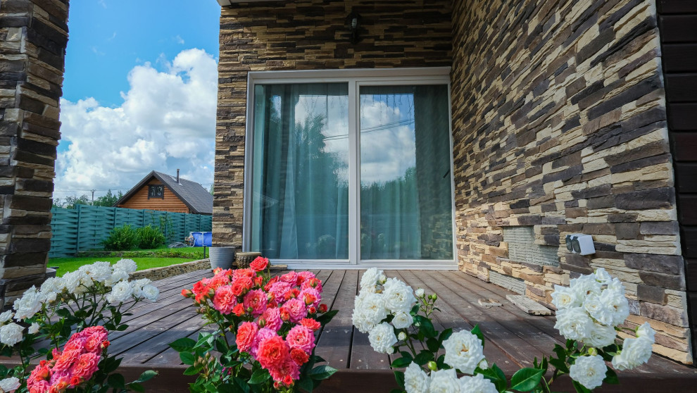 Деревянные современные окна для загородных домов