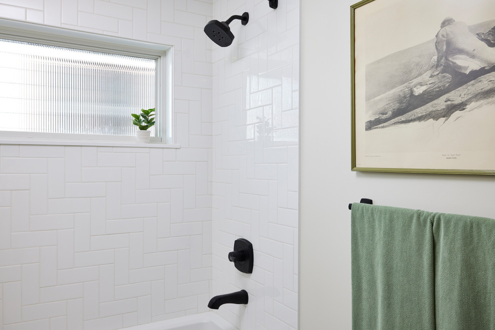 Mittelgroßes Uriges Badezimmer mit Duschbadewanne in Minneapolis