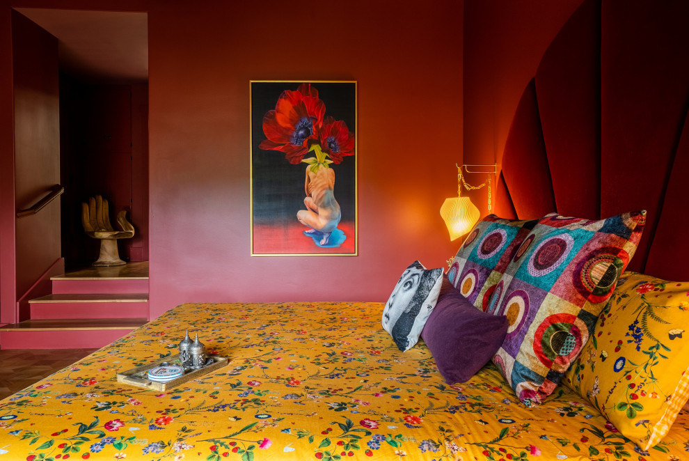 Стильный дизайн: спальня в стиле фьюжн с красными стенами и паркетным полом среднего тона - последний тренд