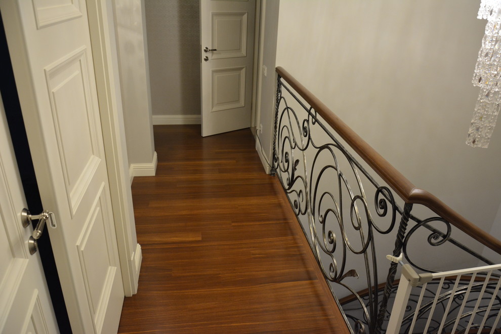 Облицовка  бетонного марша, ступеньки  из  массива  дуба, кованное  ограждение,