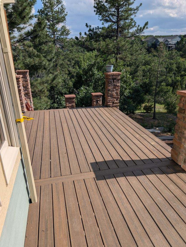 Example of a mountain style deck design in Denver
