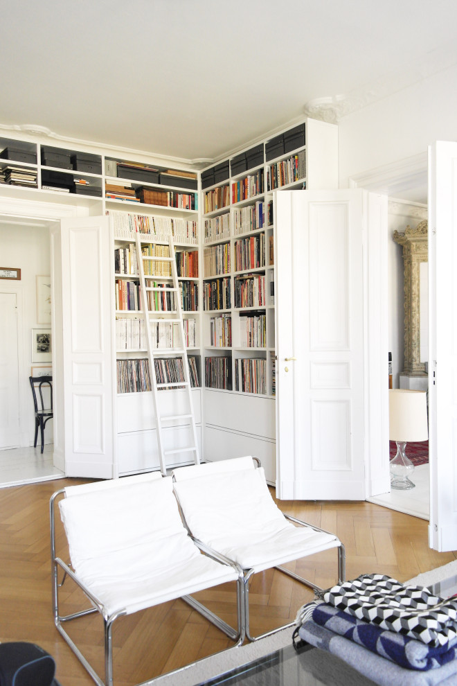 Idée de décoration pour un grand bureau minimaliste avec une bibliothèque ou un coin lecture, un mur blanc, parquet clair et un plafond à caissons.